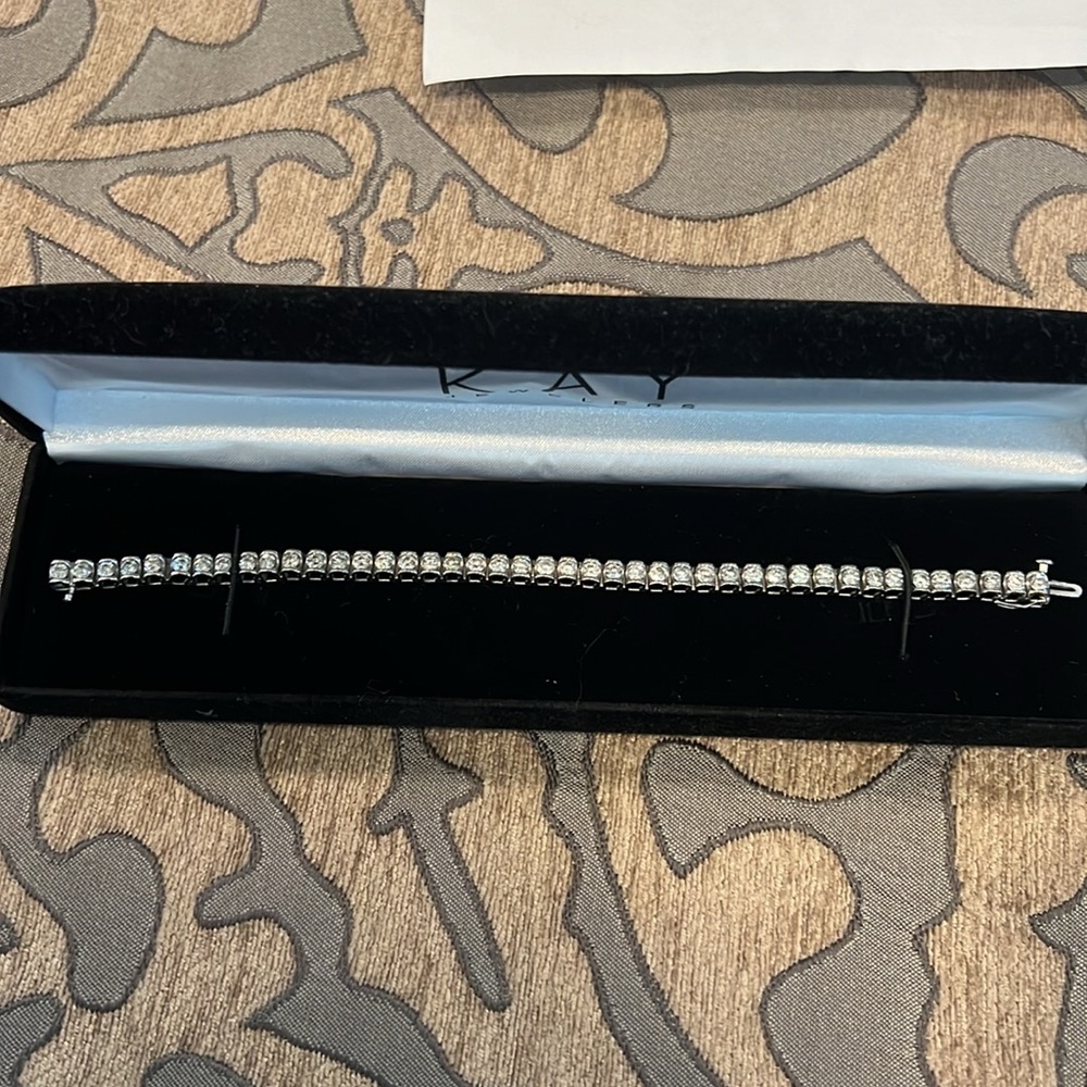 Beautiful diamond tennis bracelet